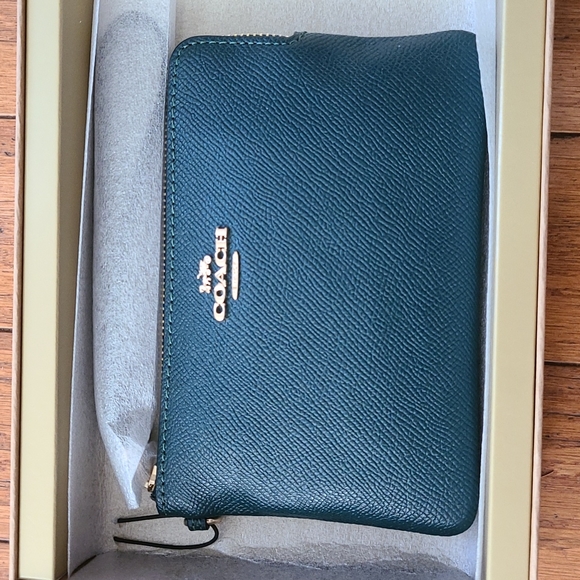 Coach Boxed Corner Zip Wristle - Picture 3 of 6